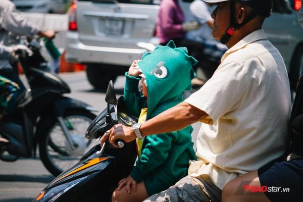Sài Gòn dưới cái nắng đỉnh điểm 37 độ C: Người dân trùm kín mít ra đường, phun nước thường xuyên để giảm nhiệt-10