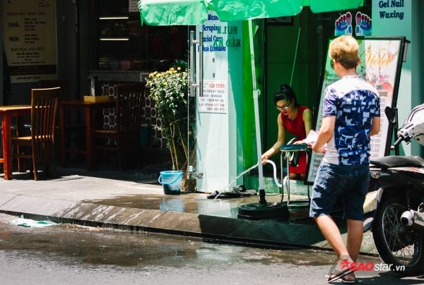 Sài Gòn dưới cái nắng đỉnh điểm 37 độ C: Người dân trùm kín mít ra đường, phun nước thường xuyên để giảm nhiệt-12
