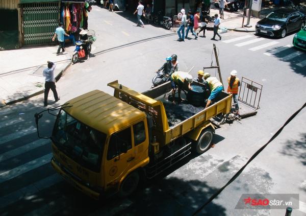 Sài Gòn dưới cái nắng đỉnh điểm 37 độ C: Người dân trùm kín mít ra đường, phun nước thường xuyên để giảm nhiệt-13