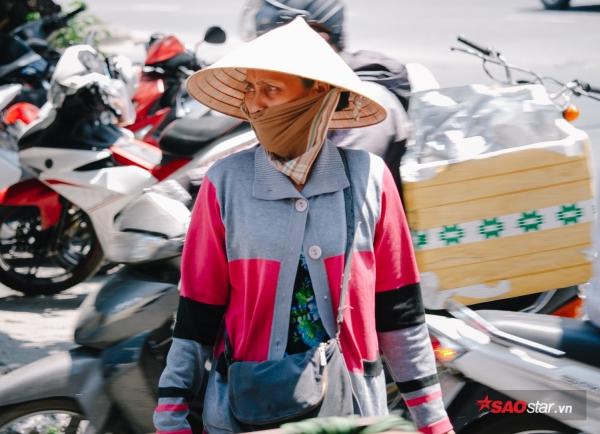 Sài Gòn dưới cái nắng đỉnh điểm 37 độ C: Người dân trùm kín mít ra đường, phun nước thường xuyên để giảm nhiệt-5
