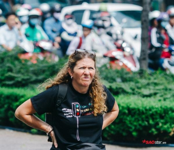 Sài Gòn dưới cái nắng đỉnh điểm 37 độ C: Người dân trùm kín mít ra đường, phun nước thường xuyên để giảm nhiệt-7