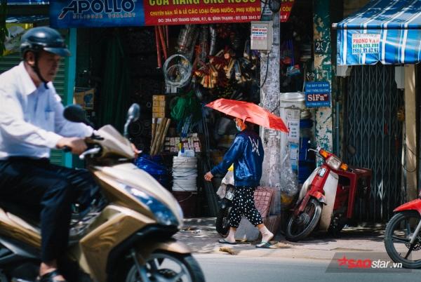 Sài Gòn dưới cái nắng đỉnh điểm 37 độ C: Người dân trùm kín mít ra đường, phun nước thường xuyên để giảm nhiệt-8