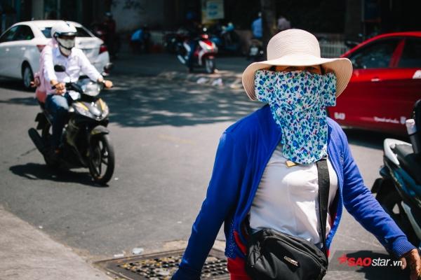 Sài Gòn dưới cái nắng đỉnh điểm 37 độ C: Người dân trùm kín mít ra đường, phun nước thường xuyên để giảm nhiệt-9