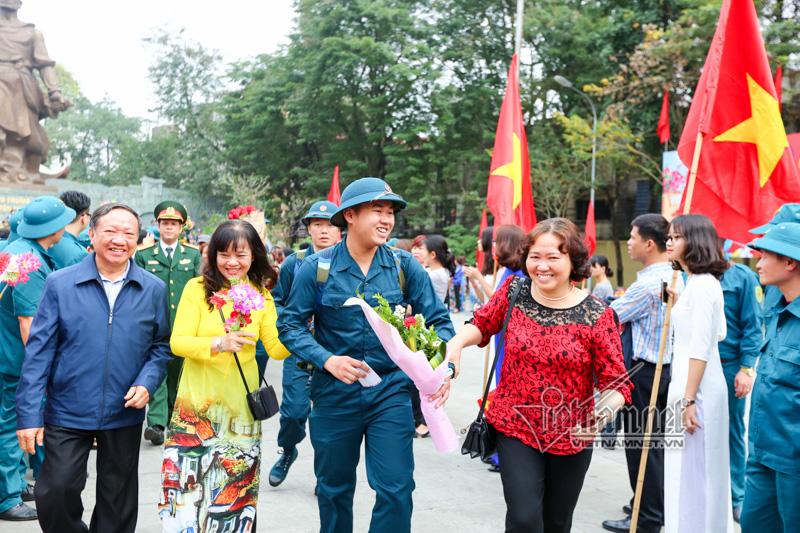 Hơn 3.000 thanh niên của 30 quận, huyện, thị xã Hà Nội đồng loạt lên đường nhập ngũ sáng ngày 5/3; trong đó có 1.200 thanh niên tình nguyện viết đơn.