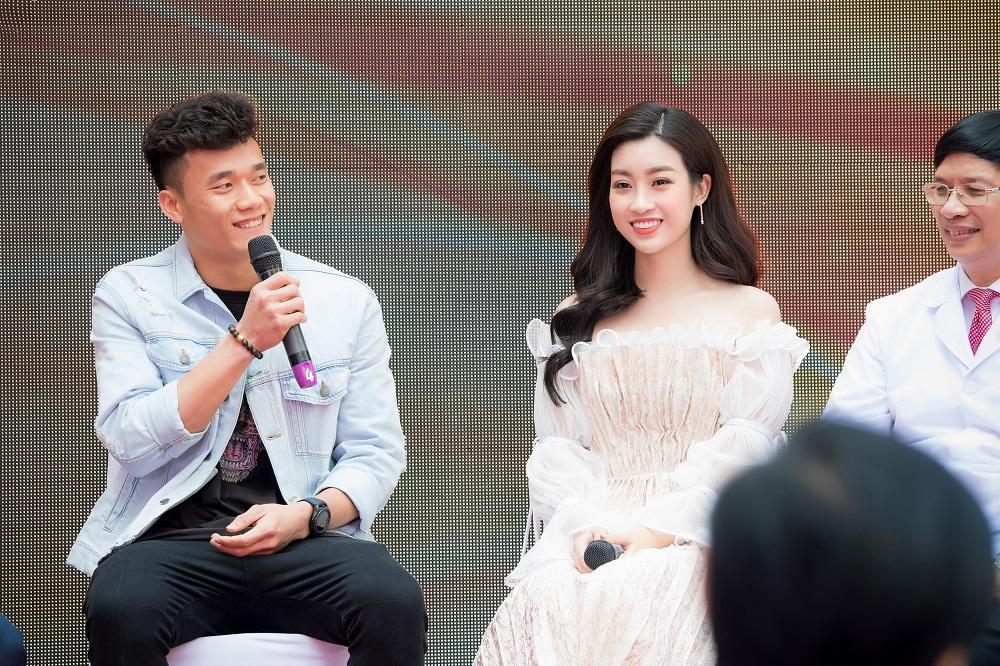 Thủ môn quốc dân Bùi Tiến Dũng tươi như hoa khi tái ngộ hoa hậu Đỗ Mỹ Linh-5