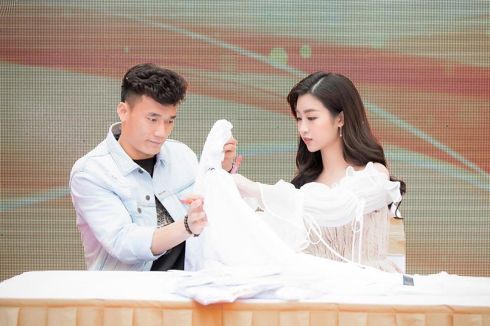 Thủ môn quốc dân Bùi Tiến Dũng tươi như hoa khi tái ngộ hoa hậu Đỗ Mỹ Linh-10