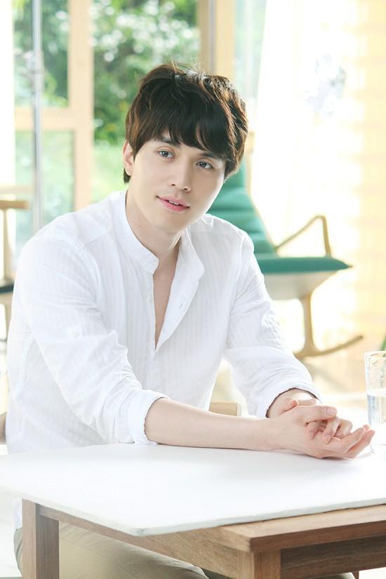 Ngắm nhan sắc và gu thời trang của Lee Dong Wook mới thấy Suzy đang hẹn hò với một... cực phẩm-2