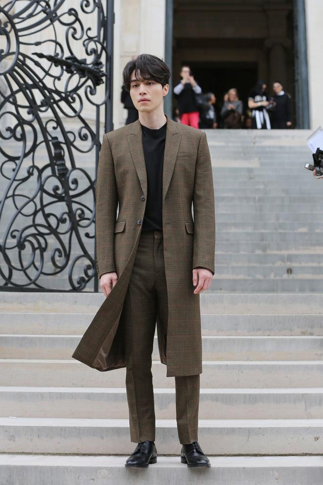 Ngắm nhan sắc và gu thời trang của Lee Dong Wook mới thấy Suzy đang hẹn hò với một... cực phẩm-10