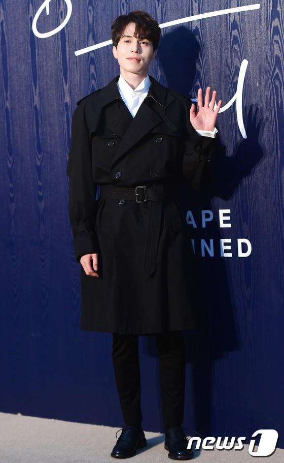 Ngắm nhan sắc và gu thời trang của Lee Dong Wook mới thấy Suzy đang hẹn hò với một... cực phẩm-11