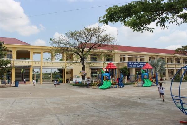 Từ vụ cô giáo quỳ 40 phút để xin lỗi, học sinh có cần quỳ xuống để lớn lên?-1