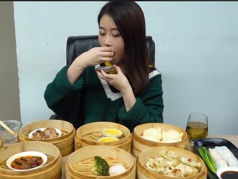 'Thánh ăn công sở' khiến người xem ngả mũ khi hấp đồ ăn bằng bình đun nước siêu tốc