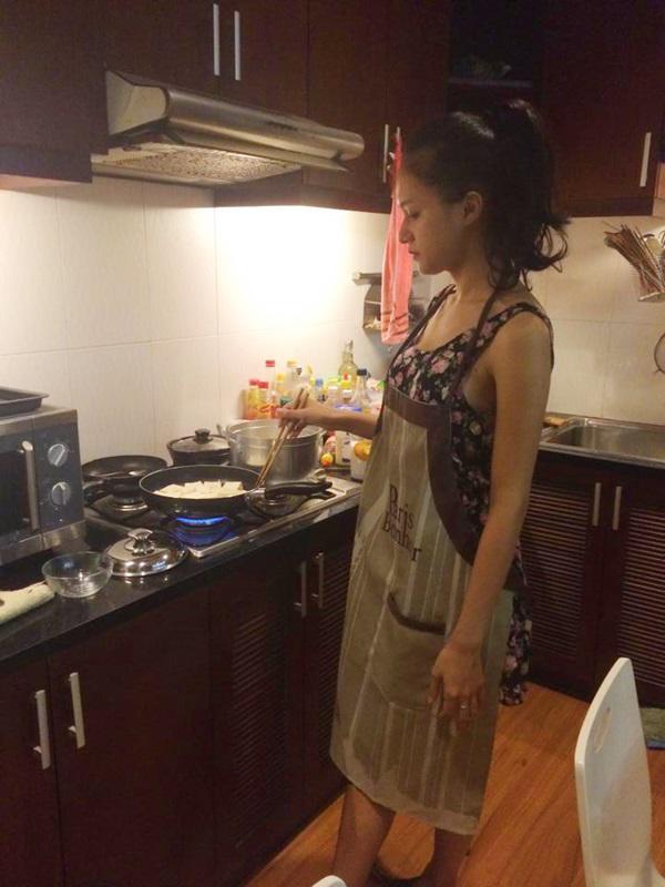 Bị kêu rửa rau như giặt đồ, Tân Hoa hậu Chuyển giới Hương Giang vẫn không ngừng vào bếp-1