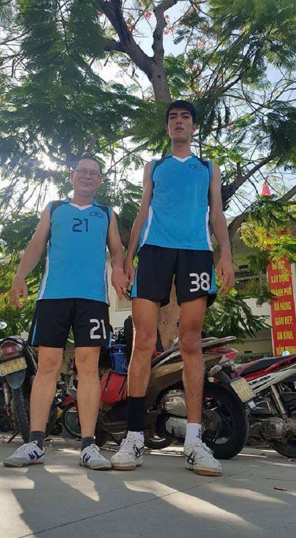 Đôi bạn thân với chiều cao lệch nhau 83cm gây bão mạng-3