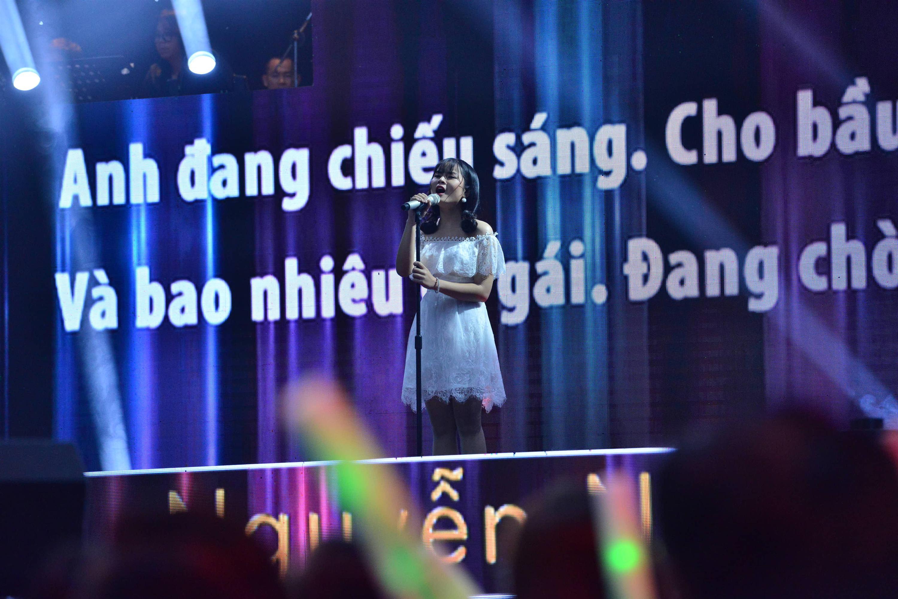 HLV Lê Minh Sơn liên tục vỗ tay khi nghe ca khúc viết về phận người chuyển giới bán hoa-6