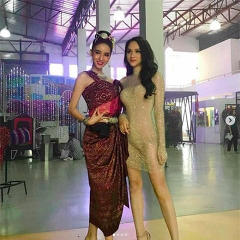 Á Hậu nước chủ nhà Thái Lan Yoshi Rinrada chúc mừng tân hoa hậu Hương Giang Idol-10