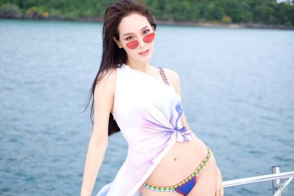 Thần sắc ‘nóng bỏng’ của cựu Hoa hậu chuyển giới vừa trao lại vương miện, Hương Giang nên học hỏi ngay và liền!-4