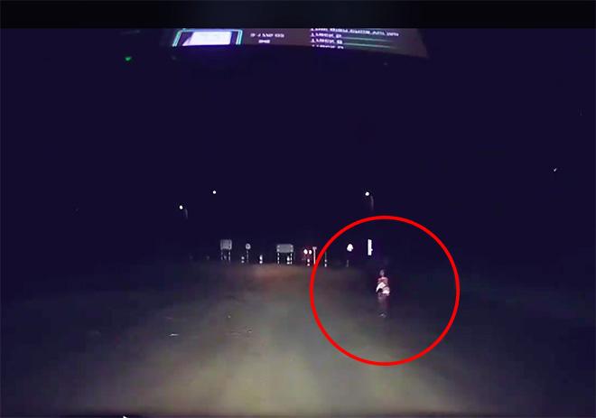 Clip: Chồng nghệ sĩ Hồng Vân cứu bé gái 11 tuổi bán vé số bị kẻ xấu dụ dỗ hút cộng đồng mạng-1