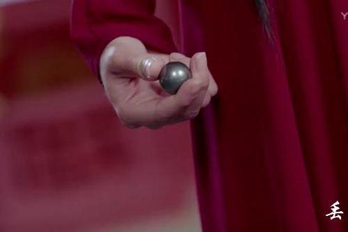 Gây sốt là thế nhưng phim mới của Địch Lệ Nhiệt Ba vẫn mắc lỗi sai ngớ ngẩn-1