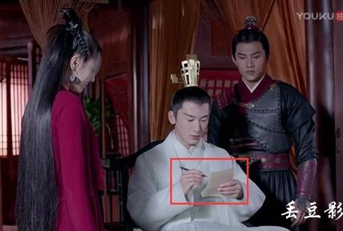 Gây sốt là thế nhưng phim mới của Địch Lệ Nhiệt Ba vẫn mắc lỗi sai ngớ ngẩn-2