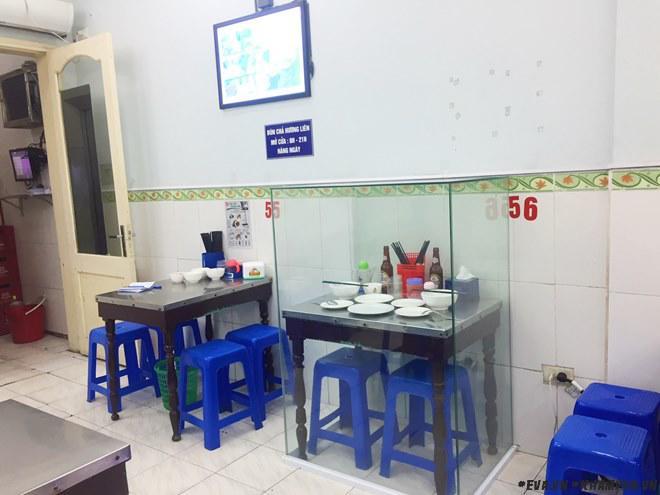 Quán bún chả Obama đóng hộp kính chỗ ngồi, ai cũng ngỡ ngàng khi biết sự thật-1