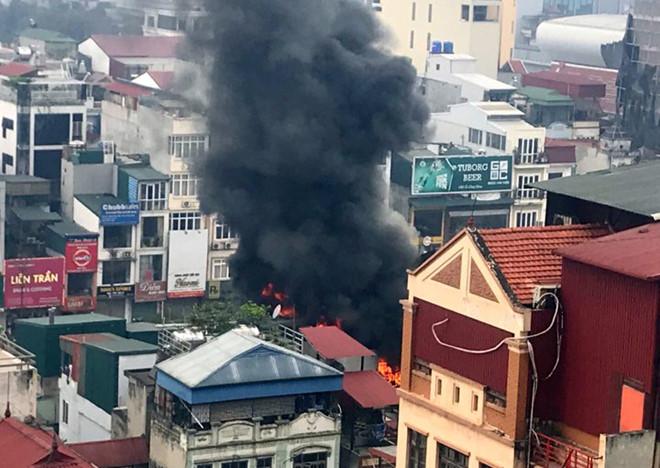 Lửa nghi ngút ở cửa hàng dịch vụ cưới hỏi tại Hà Nội-1