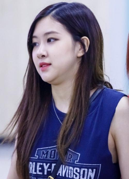 Nhìn hình lung linh quen rồi, hẳn bạn sẽ ngã ngửa trước dàn nọng thủ Kpop này-12