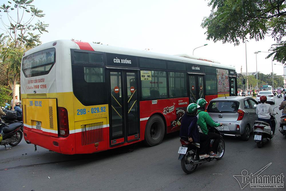 Xe buýt cán qua nam thanh niên tử vong, đường Lê Duẩn ùn dài-2
