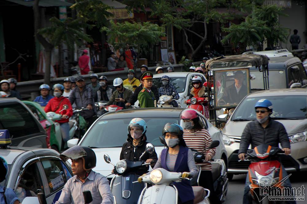 Xe buýt cán qua nam thanh niên tử vong, đường Lê Duẩn ùn dài-3