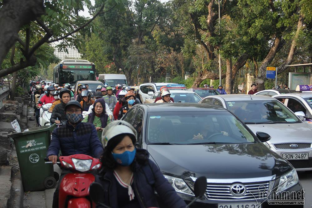 Xe buýt cán qua nam thanh niên tử vong, đường Lê Duẩn ùn dài-4