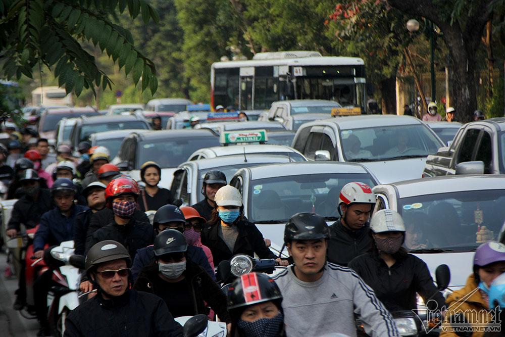 Xe buýt cán qua nam thanh niên tử vong, đường Lê Duẩn ùn dài-5