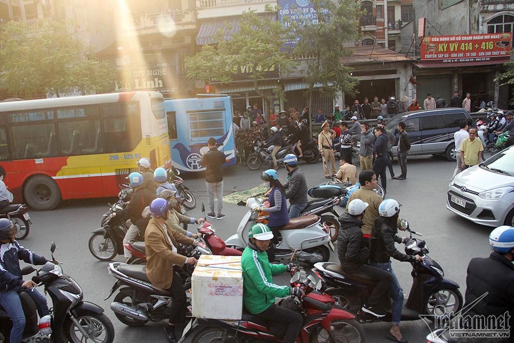 Xe buýt cán qua nam thanh niên tử vong, đường Lê Duẩn ùn dài-6