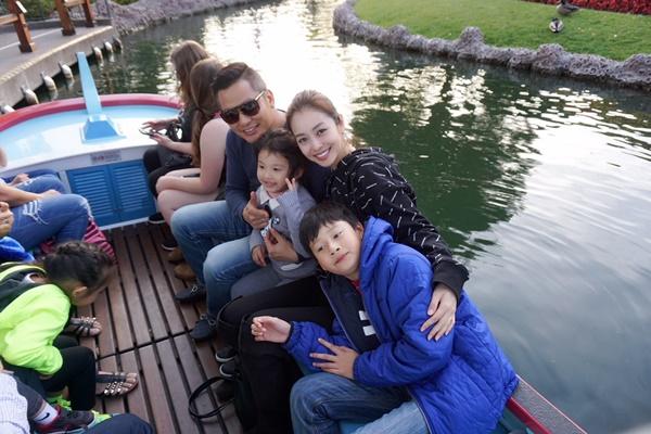 Những nụ cười ấm áp của con trai Jennifer Phạm bên bố dượng-1