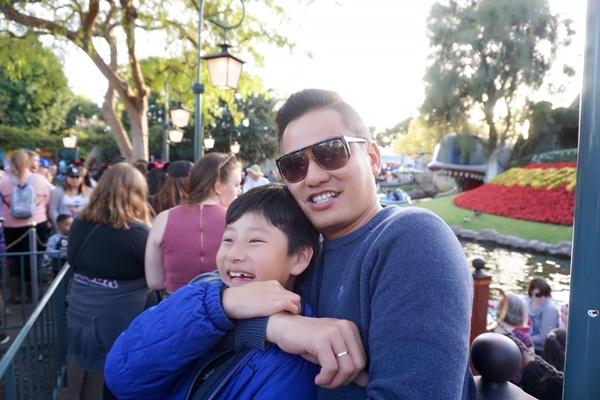 Những nụ cười ấm áp của con trai Jennifer Phạm bên bố dượng-3