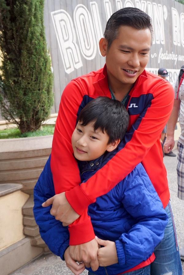 Những nụ cười ấm áp của con trai Jennifer Phạm bên bố dượng-6