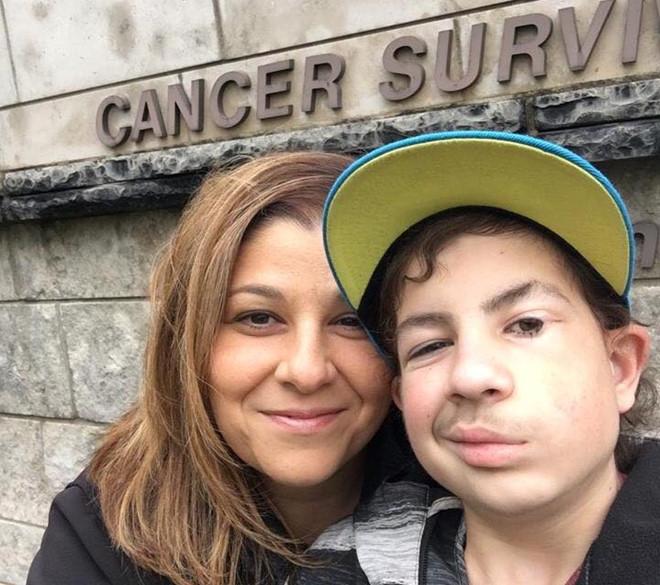 Cái ôm cảm động của anh em cùng chống chọi ung thư-1