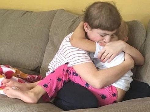 Cái ôm cảm động của anh em cùng chống chọi ung thư