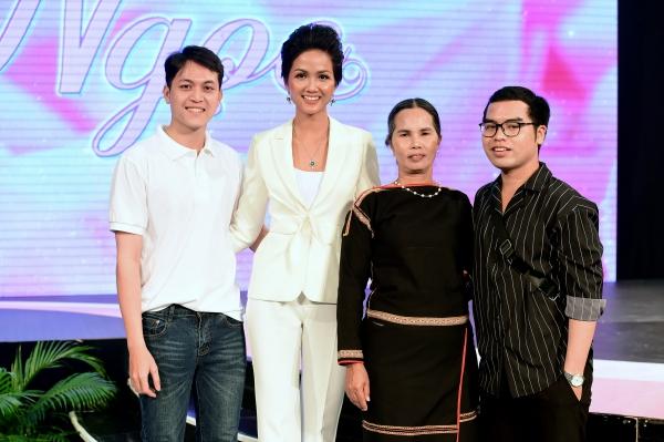 Hoa hậu HHen Niê lần đầu làm MC khiến cả nhà háo hức kéo nhau đi cổ vũ-4