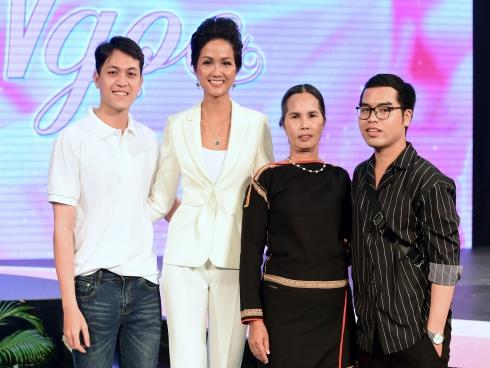 Hoa hậu H'Hen Niê lần đầu làm MC khiến cả nhà háo hức kéo nhau đi cổ vũ