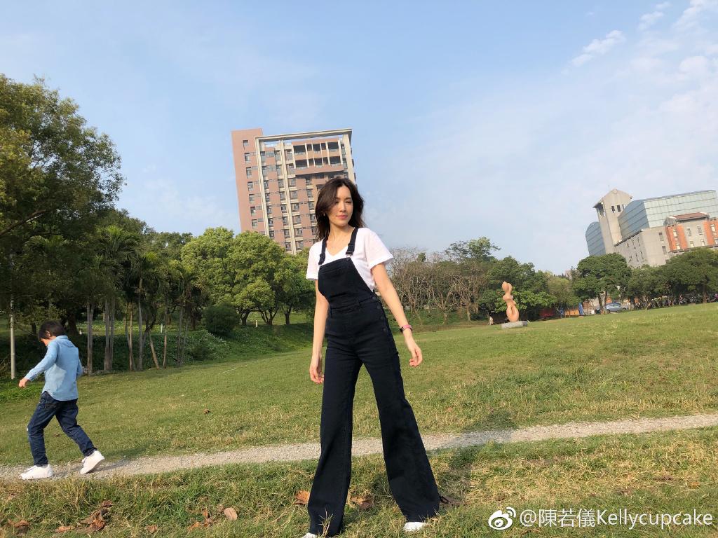 Là mẹ 3 nhóc tì, vóc dáng bà xã Lâm Chí Dĩnh vẫn mảnh mai, thon thả như gái thanh xuân-6