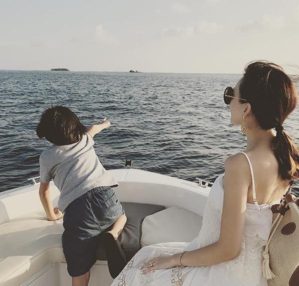 Là mẹ 3 nhóc tì, vóc dáng bà xã Lâm Chí Dĩnh vẫn mảnh mai, thon thả như gái thanh xuân-11