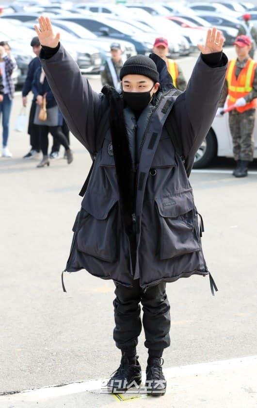 Big Bang Taeyang lên đường nhập ngũ, quỳ gối cảm ơn người hâm mộ-1