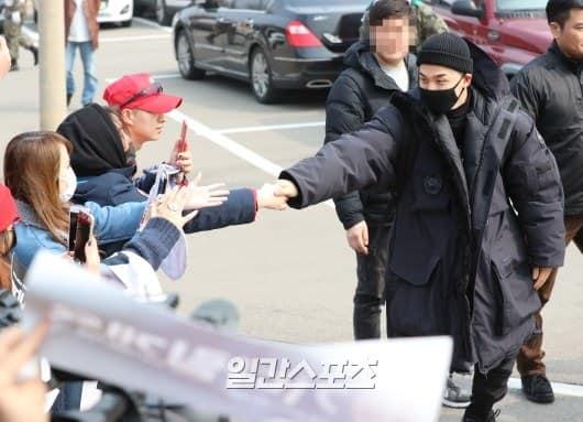 Big Bang Taeyang lên đường nhập ngũ, quỳ gối cảm ơn người hâm mộ-3