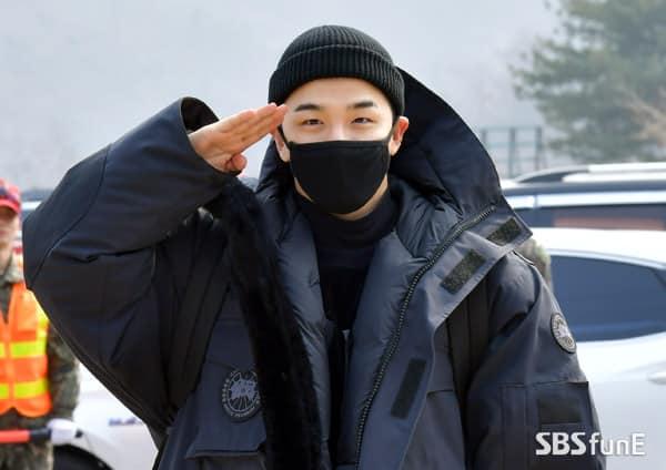 Big Bang Taeyang lên đường nhập ngũ, quỳ gối cảm ơn người hâm mộ-5