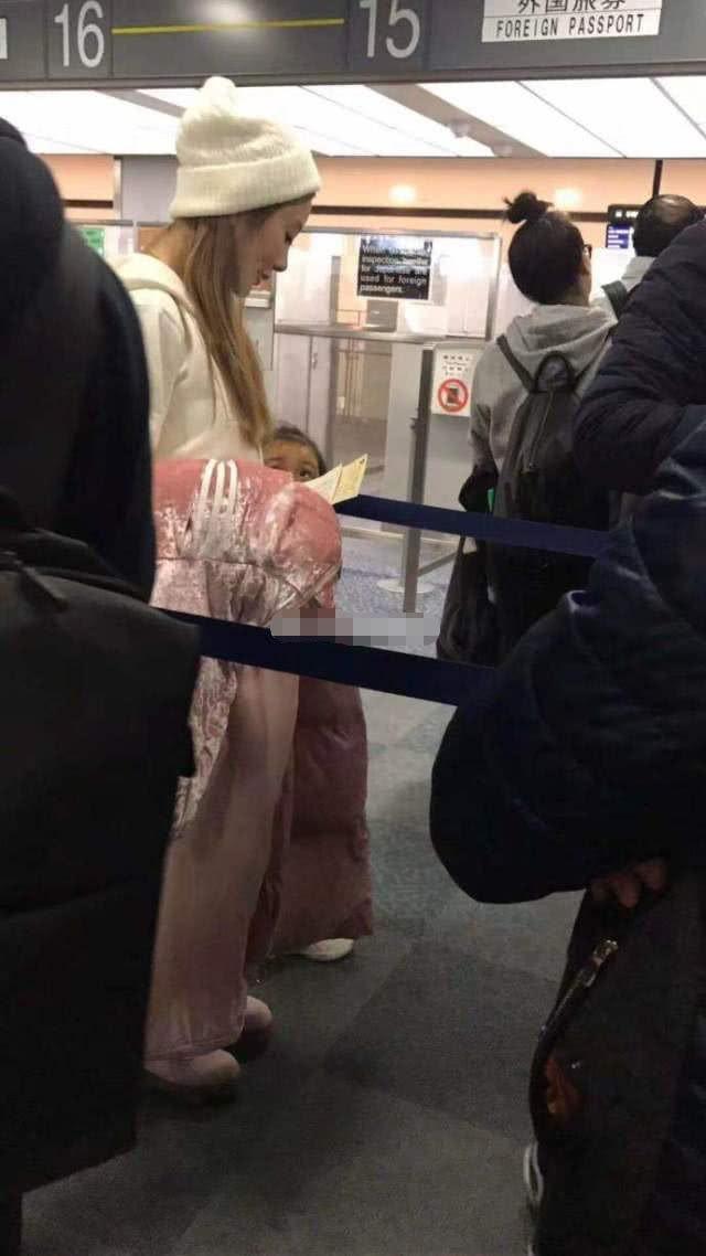 Lý Tiểu Lộ gầy đi trông thấy, một mình đưa con gái đi du lịch mà không có Giả Nãi Lượng-2