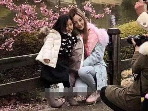 Lý Tiểu Lộ gầy đi trông thấy, một mình đưa con gái đi du lịch mà không có Giả Nãi Lượng