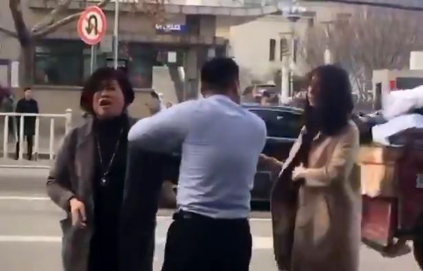 Màn đánh ghen siêu độc lạ: cả vợ và bồ xông vào đánh chồng túi bụi-1