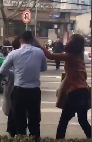 Màn đánh ghen siêu độc lạ: cả vợ và bồ xông vào đánh chồng túi bụi-2