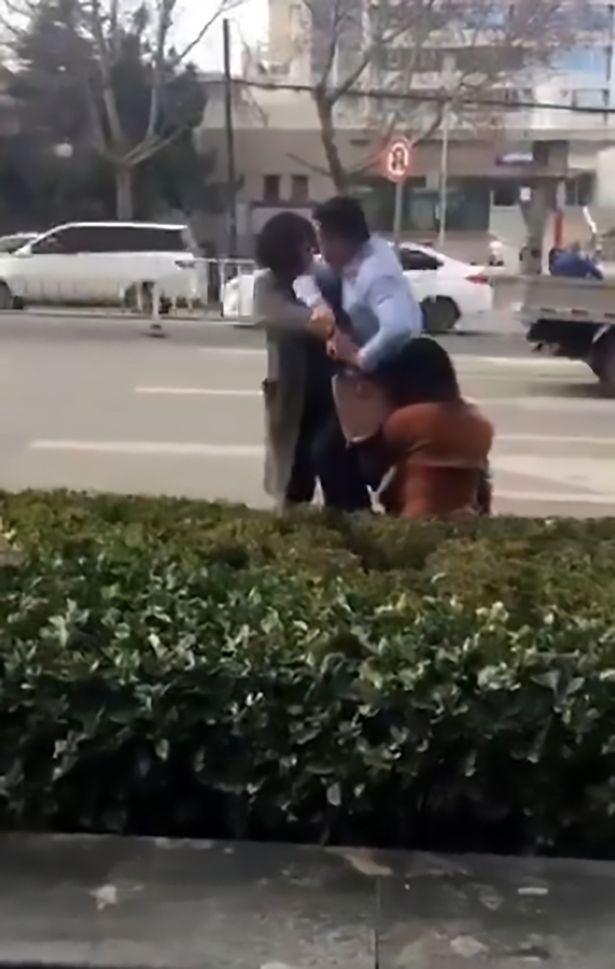 Màn đánh ghen siêu độc lạ: cả vợ và bồ xông vào đánh chồng túi bụi-3