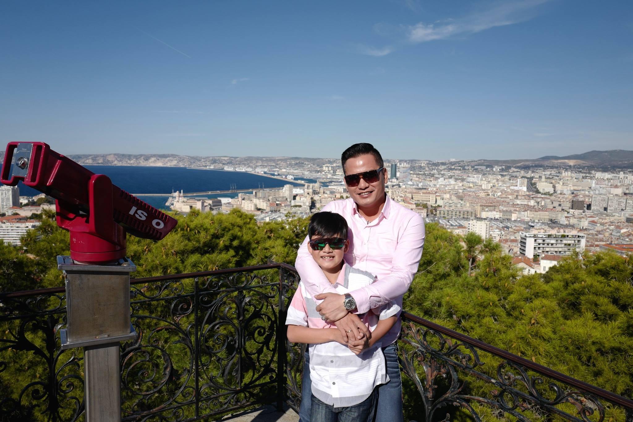 Những nụ cười ấm áp của con trai Jennifer Phạm bên bố dượng-11