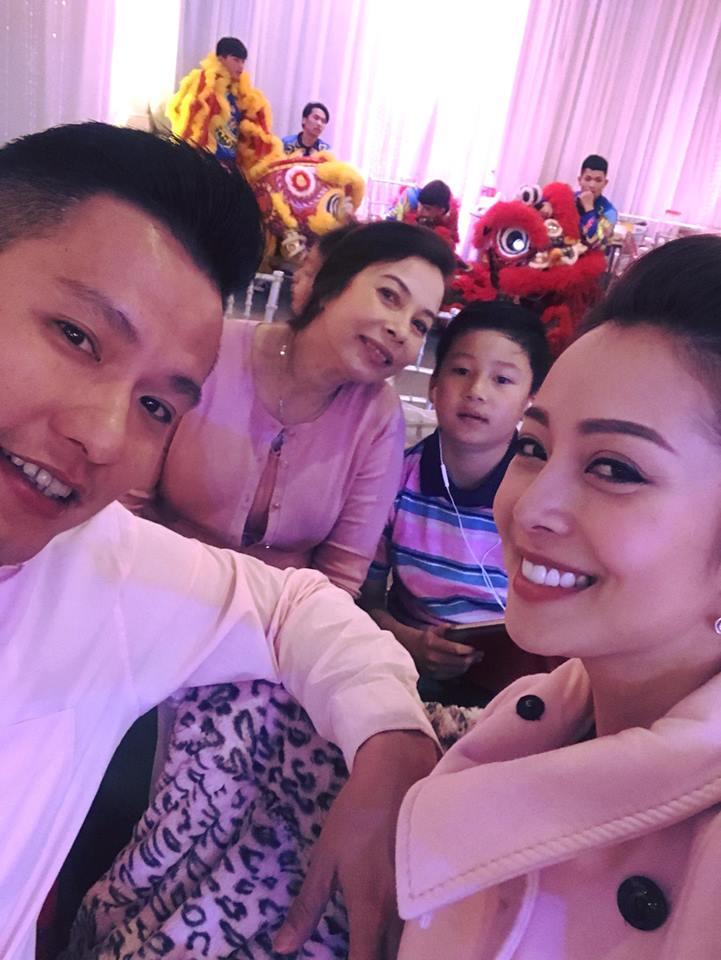 Những nụ cười ấm áp của con trai Jennifer Phạm bên bố dượng-12